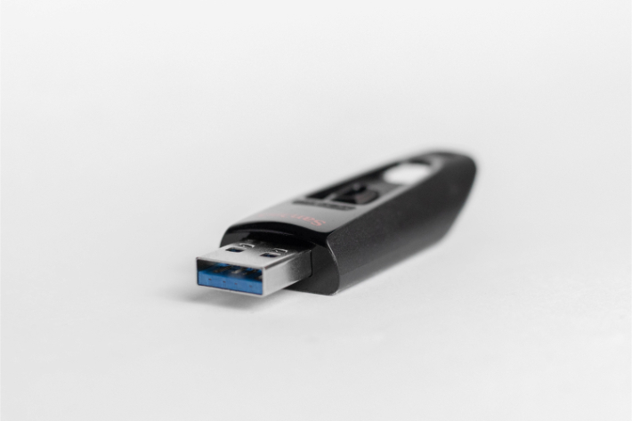 Um pendrive USB sobre uma mesa: um lembrete para evitar usar dispositivos de armazenamento removíveis desconhecidos para se proteger contra ransomware