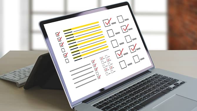 Usar uma lista de verificação de segurança cibernética pessoal pode ajudar a garantir que você esteja cobrindo todos os hábitos de higiene cibernética mais importantes. A imagem mostra um notebook com uma lista de verificação na tela.