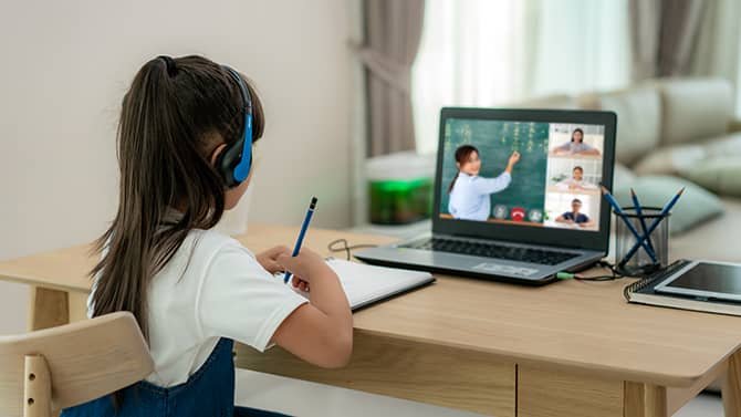 A Lei de Proteção à Privacidade Infantil On-line foi elaborada para impedir que crianças menores de 13 anos tenham suas informações pessoais coletadas na Internet. A imagem mostra uma jovem usando um notebook para aprendizado remoto.