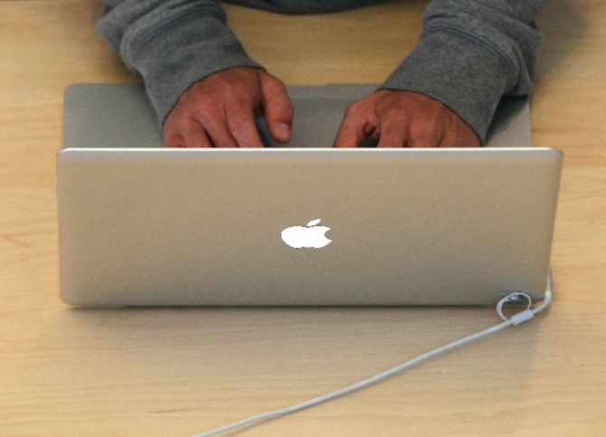 Uma foto de um MacBook