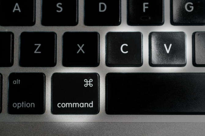 Um close de um teclado de MacBook